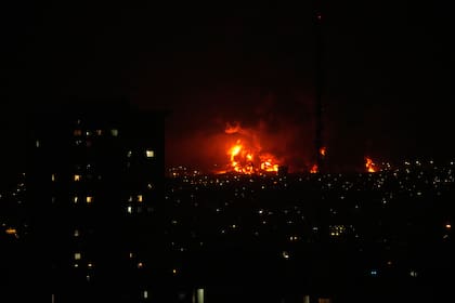 Llamas se alzan desde una instalación de almacenaje de petróleo al sur de la capital iraní, Teherán, durante ataques en la ciudad en la campaña militar de Estados Unidos e Israel