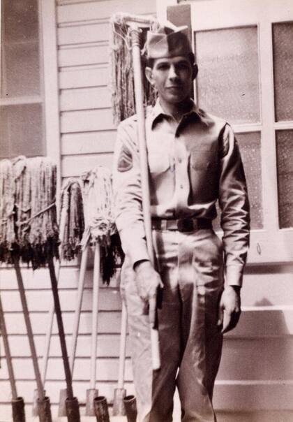 "Llámenme sargento", la foto que Nimoy publicó en sus redes de su época en el ejército