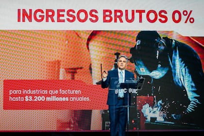 Llaryora en el XVII Coloquio de la UIC.