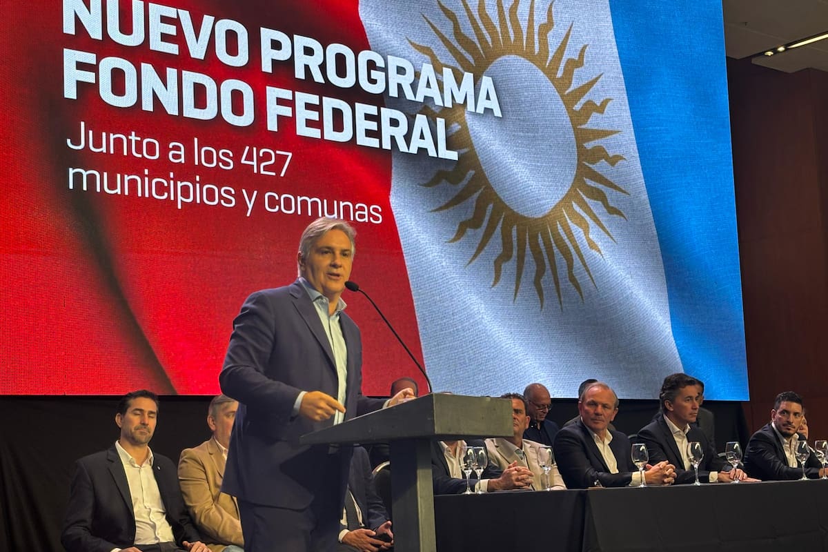 Llaryora presentó hoy un "nuevo Acuerdo Federal" con unos 400 intendentes presentes