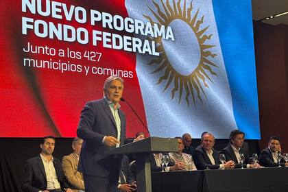 Llaryora presentó hoy un "nuevo Acuerdo Federal" con unos 400 intendentes presentes