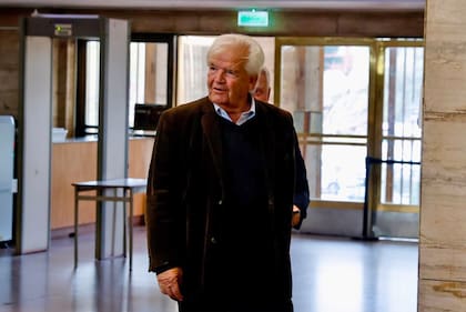 Llega a los tribunales de Comodoro Py Luis Betnaza para declarar en el juicio de los cuadernos de las coimas