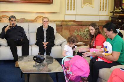 Llega a Venezuela niña de 2 años separada de sus padres deportados de Estados Unidos