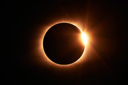 Los científicos advirtieron sobre las consecuencias de observar el eclipse sin protección