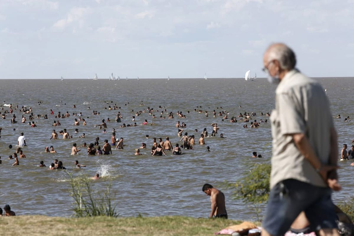 Llega la época del verano y cientos de personas se acercan a bañarse al río a pesar de las prohibiciones