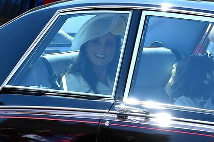 Tal como era de esperarse, el look de la Duquesa de Cambridge estuvo en suspenso hasta el momento que arribó a la boda. Finalmente, eligió un diseño de Alexander McQueen, la misma firma que la vistió en el día de su boda con el príncipe William