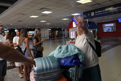 Llegada a Ezeiza de las mujeres embarazadas rusas