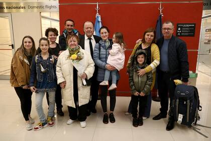 Llegada de familias Ucranianas en el vuelo de Enrique Piñeyro. 07-05-22