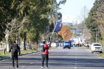Llegada de funcionarios al acto del presidente Javier Milei, en La Plata