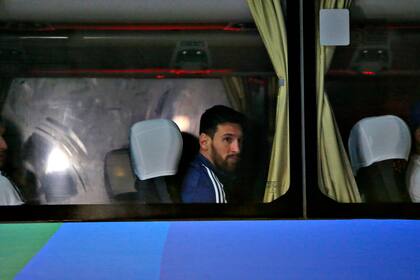 La selección pasa la página y llega a Porto Alegre, donde definirá su suerte en la Copa ante Qatar; el capitán Messi, serio