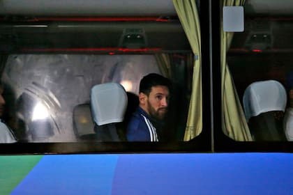 La selección pasa la página y llega a Porto Alegre, donde definirá su suerte en la Copa ante Qatar; el capitán Messi, serio