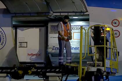 Llegada de las últimas dosis de vacunas Sinopharm en un vuelo proveniente de China