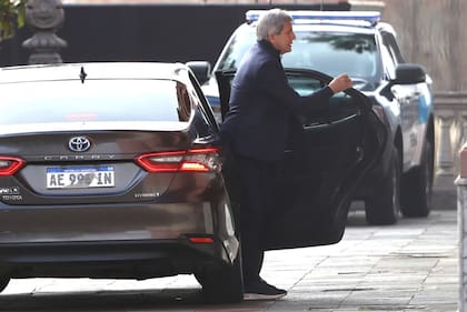Llegada de los ministros a la reunión de gabinete. Luis Caputo
