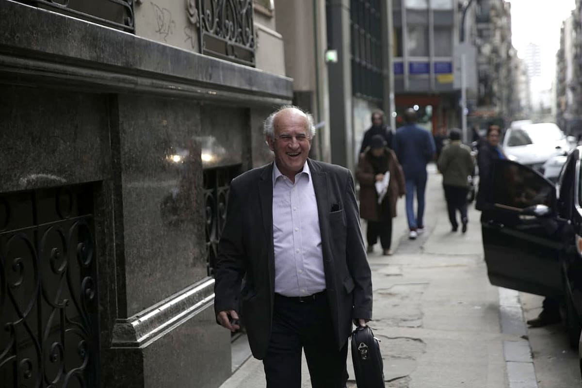 Llegada de Oscar Parrilli al Instituto Patria