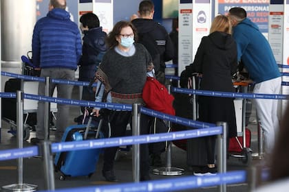 Llegada de pasajeros argentinos del exterior en el primer día de nueva flexibilización en las restricciones de vuelos.