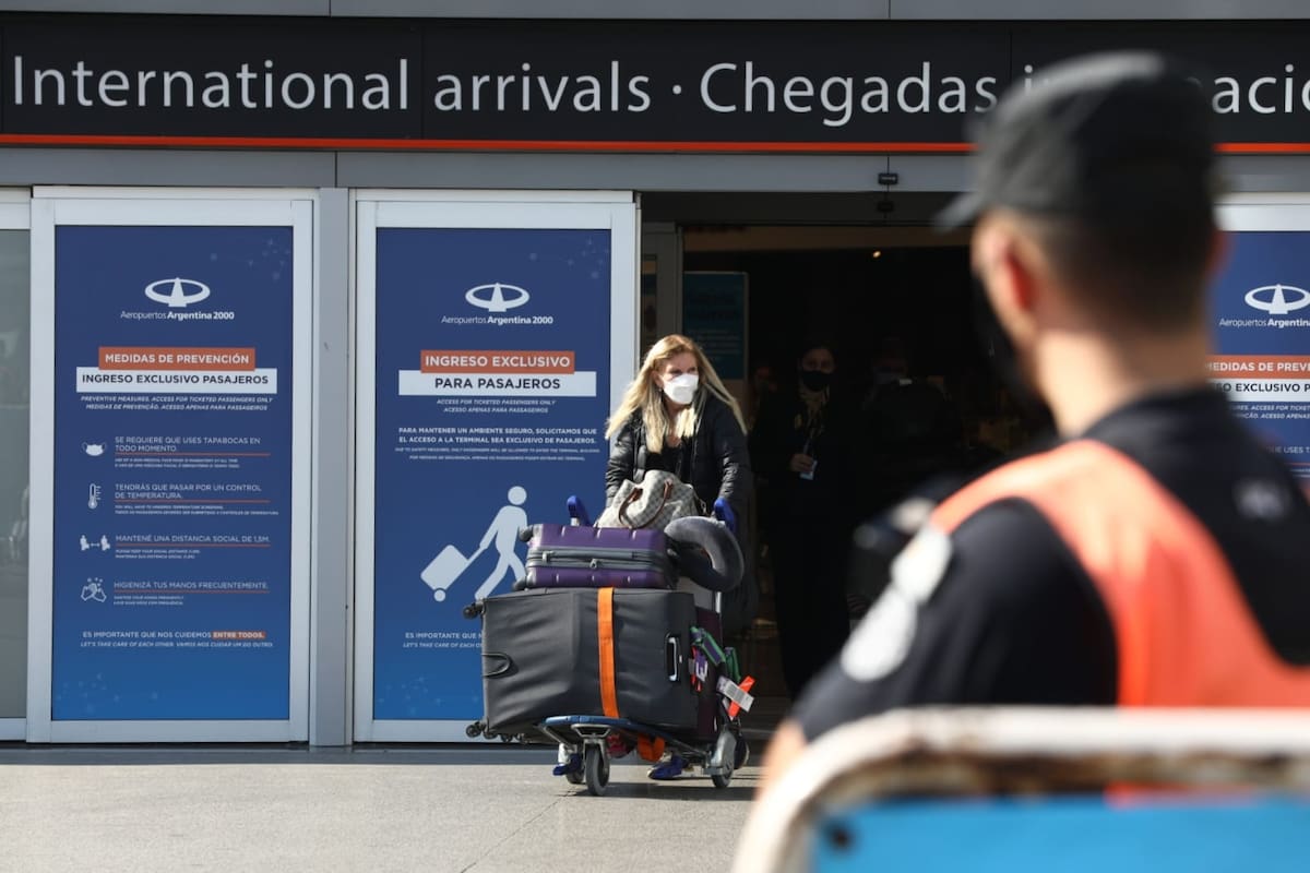 Llegada de pasajeros argentinos del exterior en el primer día de nueva flexibilización en las restricciones de vuelos