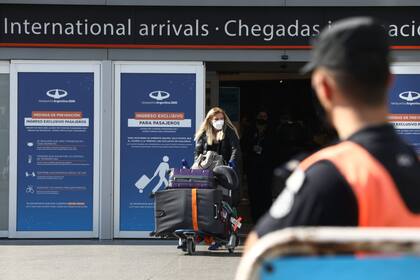Llegada de pasajeros argentinos del exterior en el primer día de nueva flexibilización en las restricciones de vuelos