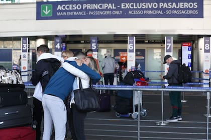 Llegada de pasajeros argentinos del exterior en el primer día de nueva flexibilización en las restricciones de vuelos