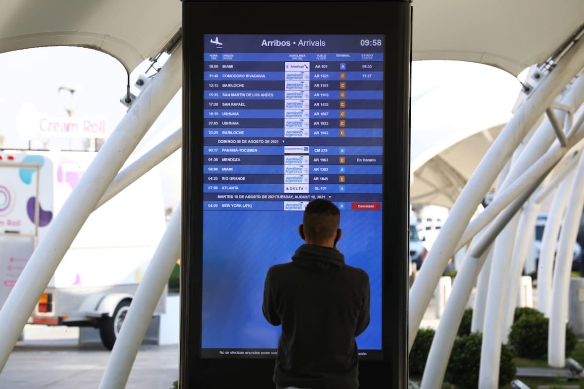 Llegada de pasajeros argentinos del exterior en el primer día de nueva flexibilización en las restricciones de vuelos