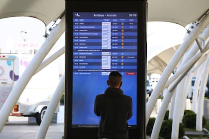 Llegada de pasajeros argentinos del exterior en el primer día de nueva flexibilización en las restricciones de vuelos