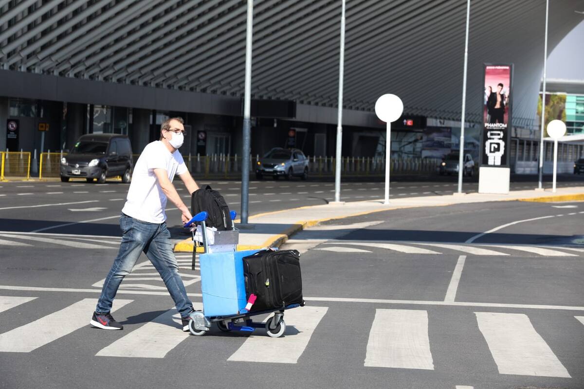 Llegada de pasajeros argentinos del exterior en el primer día de nueva flexibilización en las restricciones de vuelos
