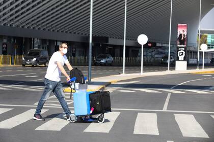Llegada de pasajeros argentinos del exterior en el primer día de nueva flexibilización en las restricciones de vuelos