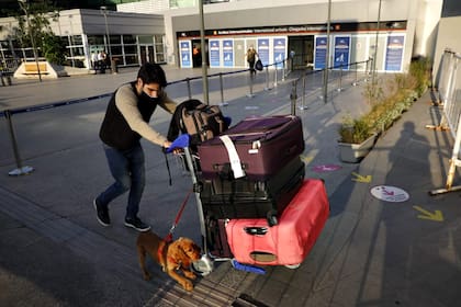 Llegada de pasajeros provenientes de San Pablo, Brasil, al aeropuerto internacional de Ezeiza