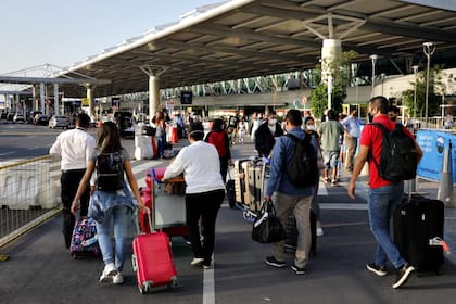 Llegada de pasajeros provenientes de San Pablo, Brasil, al aeropuerto internacional de Ezeiza
