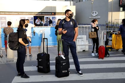 Llegada de pasajeros provenientes de San Pablo, Brasil, al aeropuerto internacional de Ezeiza