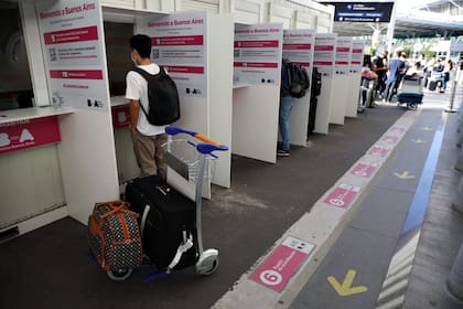 Llegada de pasajeros provenientes de San Pablo, Brasil, al aeropuerto internacional de Ezeiza