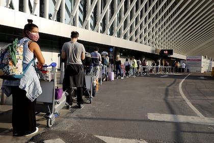 Llegada de pasajeros provenientes de San Pablo, Brasil, al aeropuerto internacional de Ezeiza