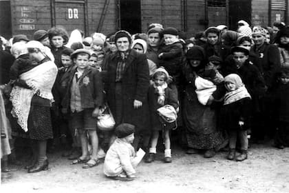 Llegada de prisioneros judíos a Auschwitz; en conmemoración de las víctimas de la persecución nazi, que también incluyeron a gitanos, afrodescendientes, homosexuales y disidentes políticos, se conmemora el Día Internacional de Conmemoración en Memoria de las Víctimas del Holocausto