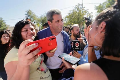 Llegada del gobernador Sergio Uñac para votar