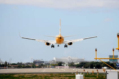 Llegada del primer vuelo de Flybondi a Aeroparque