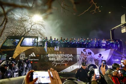 Llegada del seleccionado argentino de fútbol al predio de Ezeiza tras la obtención del segundo puesto en el Mundial 2026