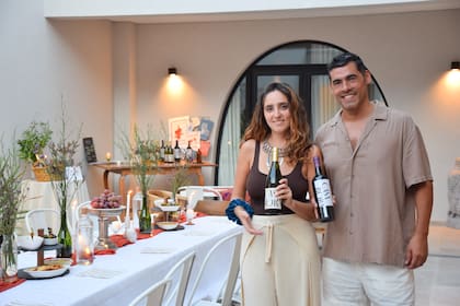 “Llegamos a recorrer más de 40 países y conocimos más de 100 ciudades de todo el mundo, y siempre fantaseamos con tener un lindo hotel para recibir gente”, relata la pareja en la puerta de su flamante hotel.