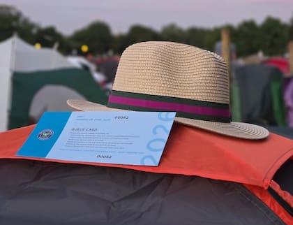 "Llegamos aquí alrededor de las 6:45. Hay como 70 tiendas delante de nosotros en K1. Así que deberíamos obtener un número de cola alrededor de 200", dice un espectador en la Queue
