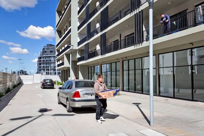 En las dos manzanas habilitadas hay un movimiento incesante de mudanza; los edificios se van poblando de vecinos, aunque en las calles se percibe la soledad de un barrio en crecimiento