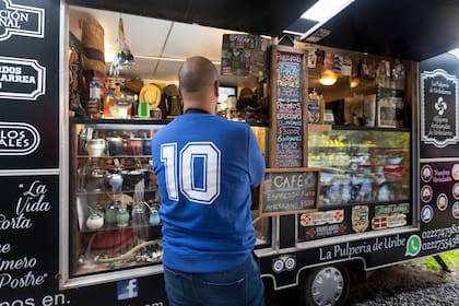 Llegan turistas de todas partes a La Pulpería de Uribelarrea para llevarse una caja con doce gustos surtidos o alfajores sueltos.