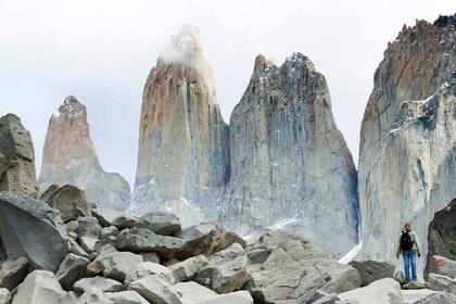Llegando a la base de las imponentes Torres del Paine