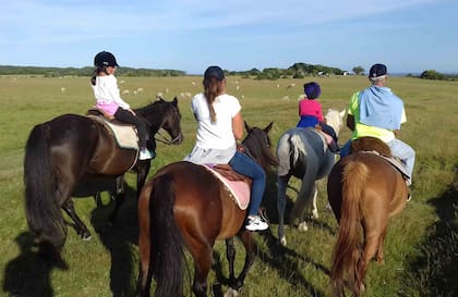 Llegando al balneario Atlántica durante la cabalgata de campo y playa, apta para toda la familia.