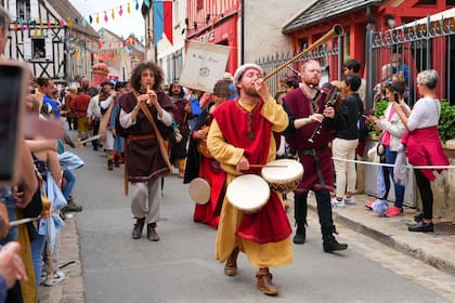 Llegar a Provins, a 80 kilómetros de la Ciudad Luz, es como desembocar en la Edad Media; aquí un desfile de la fiesta Les Médiévales