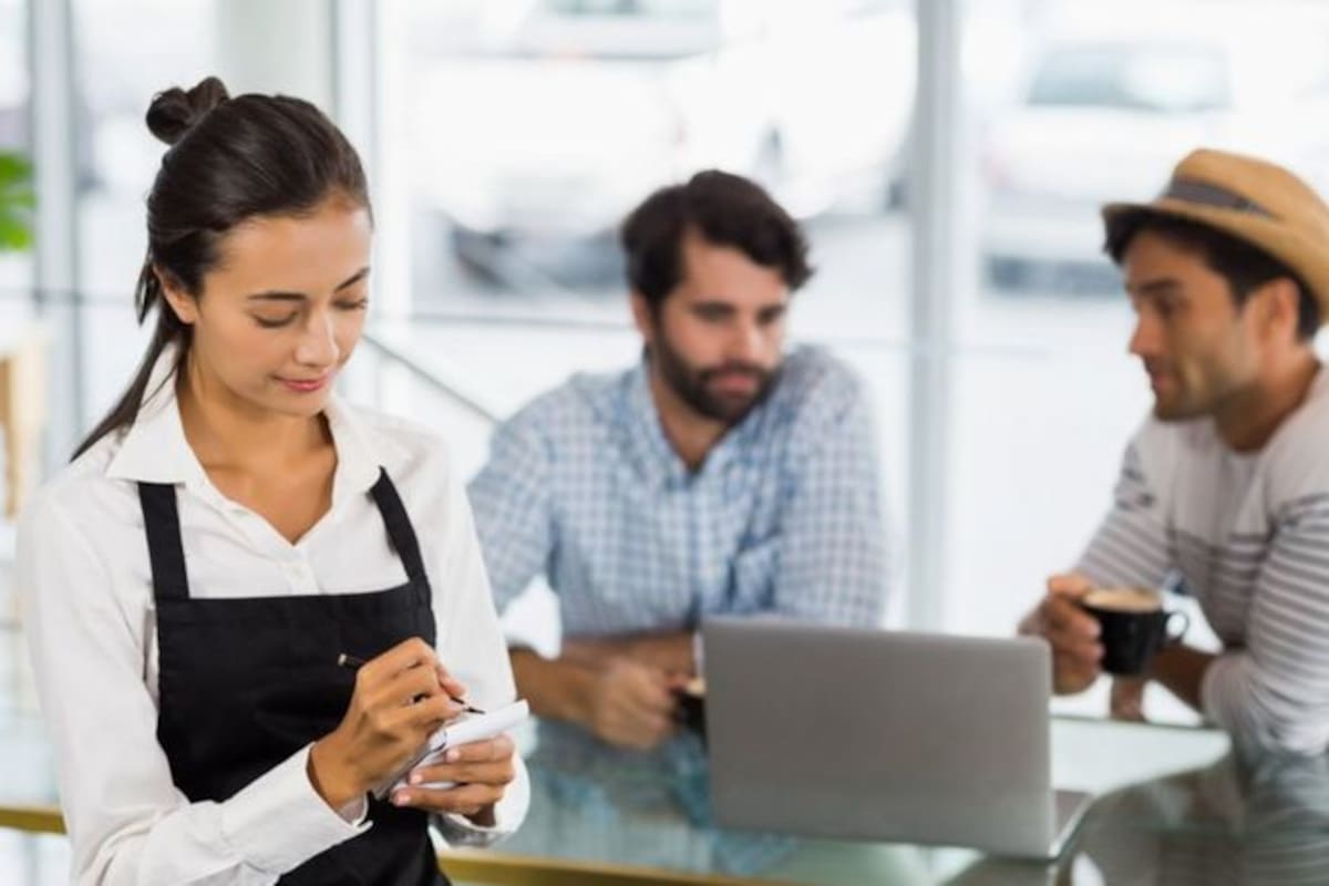 Llegar a un agotamiento laboral puede hacer que los jóvenes acepten otros trabajos alejados del sector en el que querían desarrollar una carrera