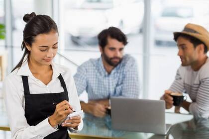 Llegar a un agotamiento laboral puede hacer que los jóvenes acepten otros trabajos alejados del sector en el que querían desarrollar una carrera