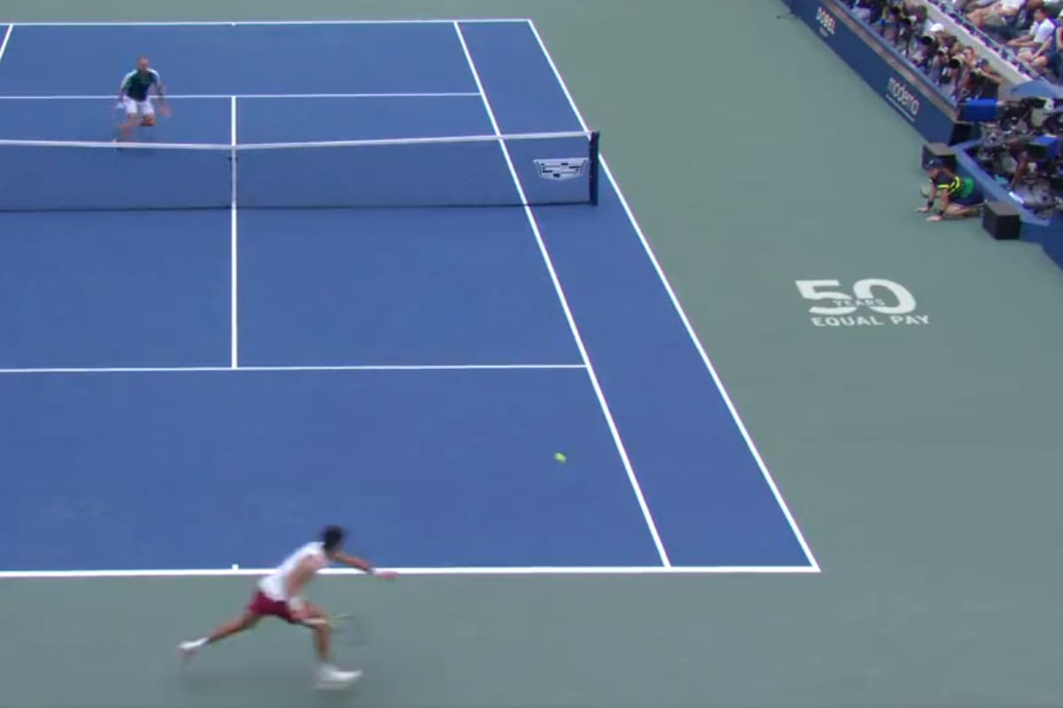 ¿Llegará? Llegará: Carlos Alcaraz corre y con su drive sorprenderá a Daniel Evans