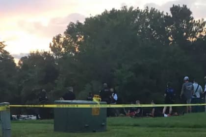 LLegaron al lugar seis patrulleros, un camión de bomberos y médicos de emergencia, porque sospechaban que se había cometido un homicidio