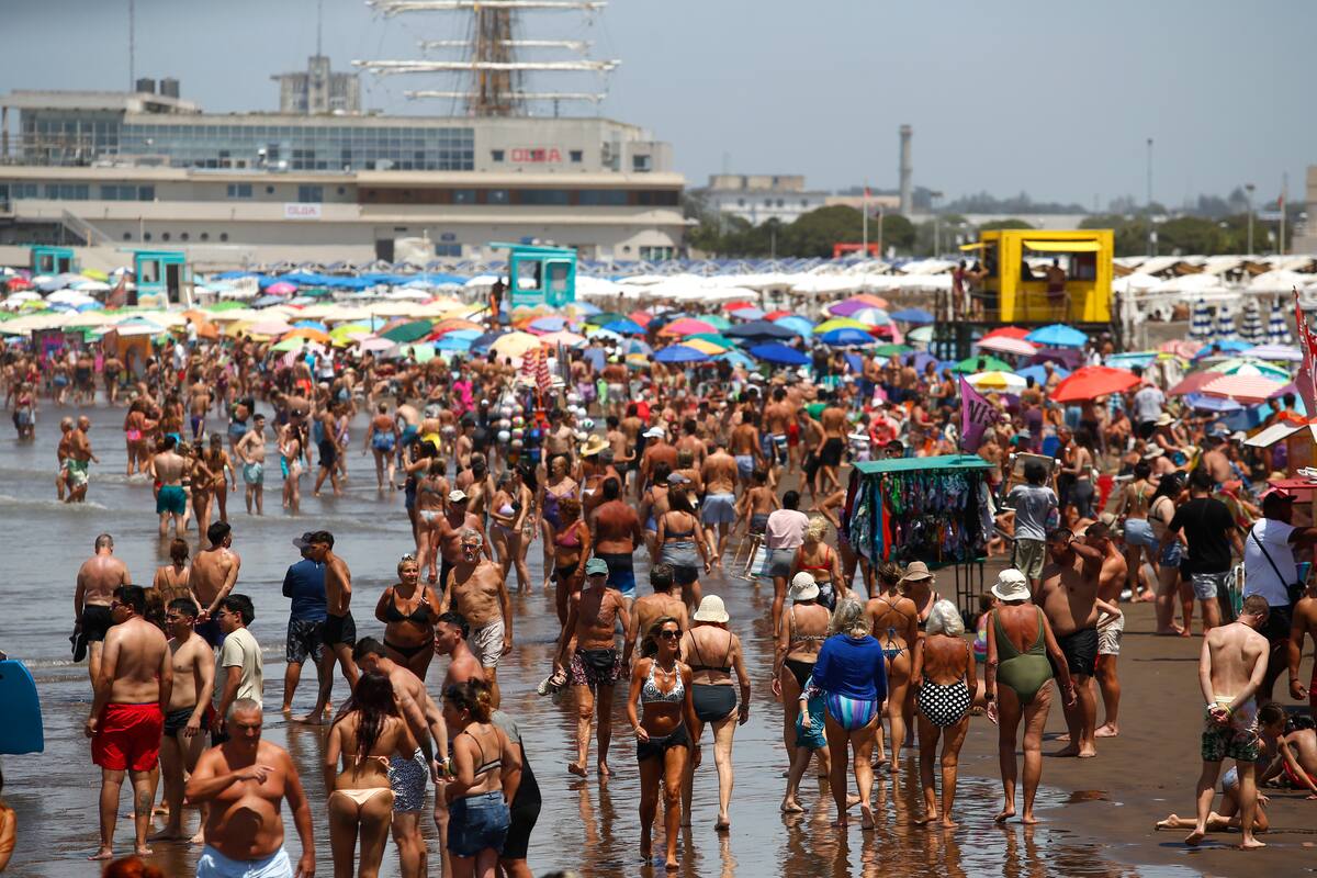 Llegaron miles de viajeros de última hora para buscar aire fresco y un baño de mar en estas playas