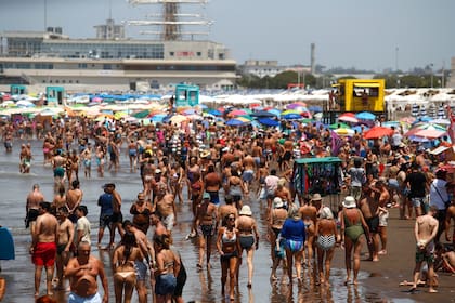 Llegaron miles de viajeros de última hora para buscar aire fresco y un baño de mar en estas playas