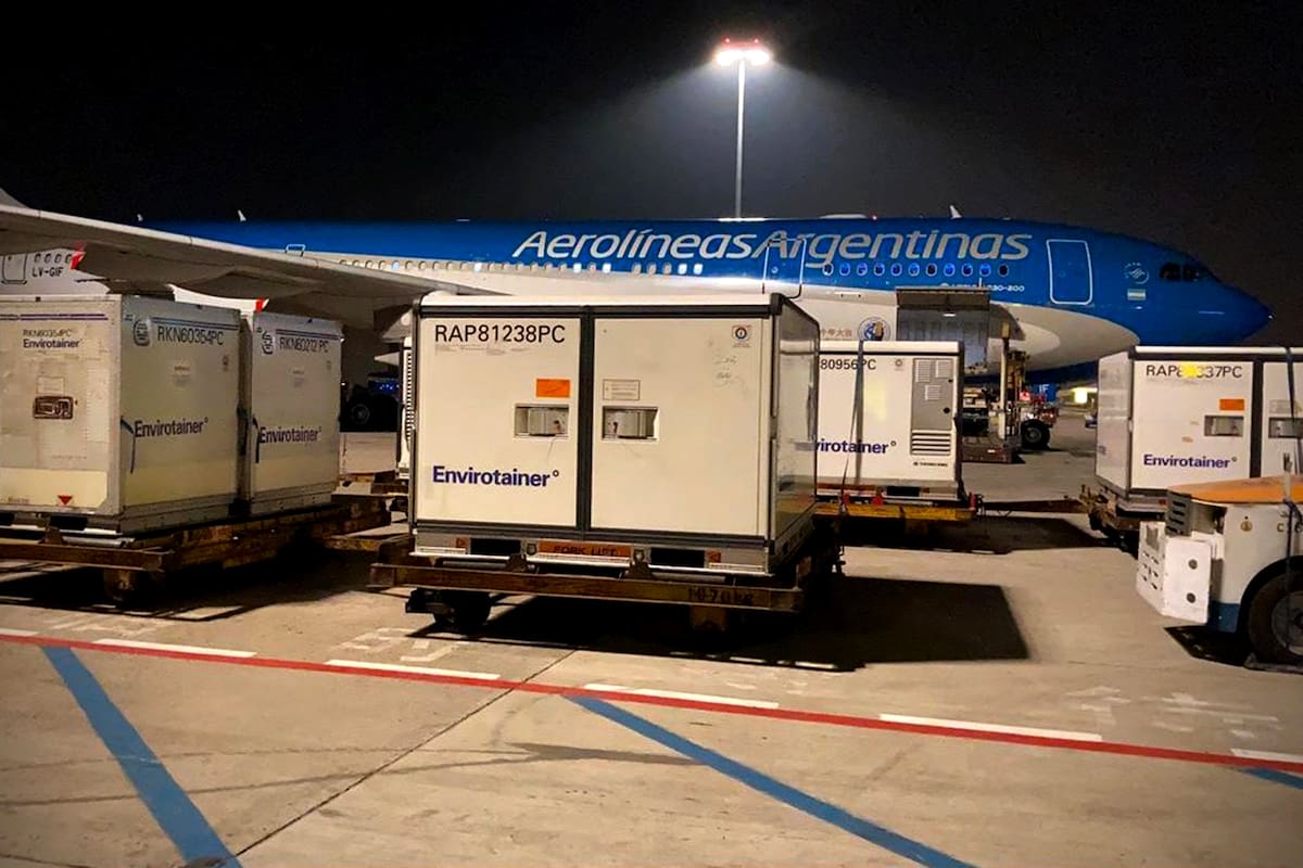 Llegó a Beijing el primer vuelo que traerá un millón de dosis de la vacuna de la empresa Sinopharm