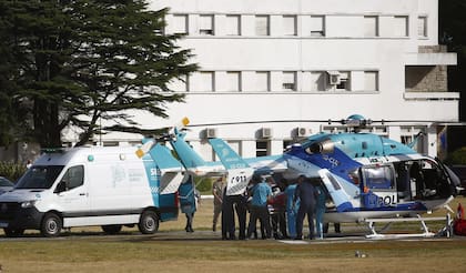 Llegó a la base naval de Mar del Plata en helicóptero de la policía que trasladó desde Pinamar a Bastiánm el niño que se accidentó en los médanos